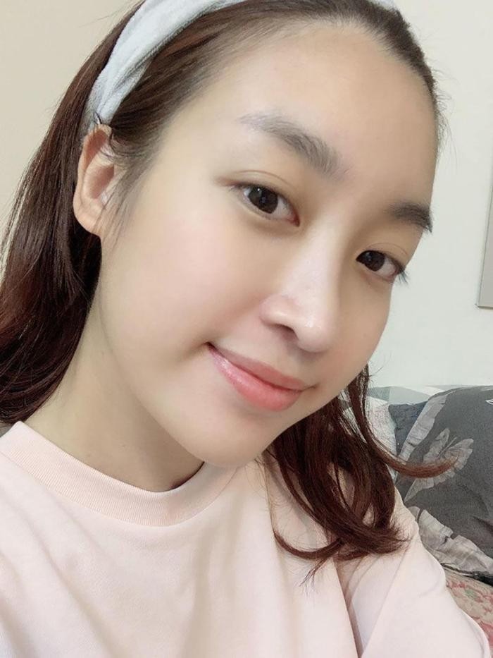 Nhờ chăm sóc da kỹ lưỡng, nên mặt mộc của Hoa hậu Đỗ Mỹ Linh không có điểm nào để chê.