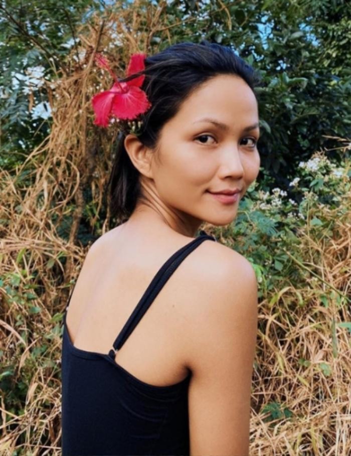 Sở hữu làn da ngăm nhưng H'Hen Niê không ngại khoe mặt mộc.