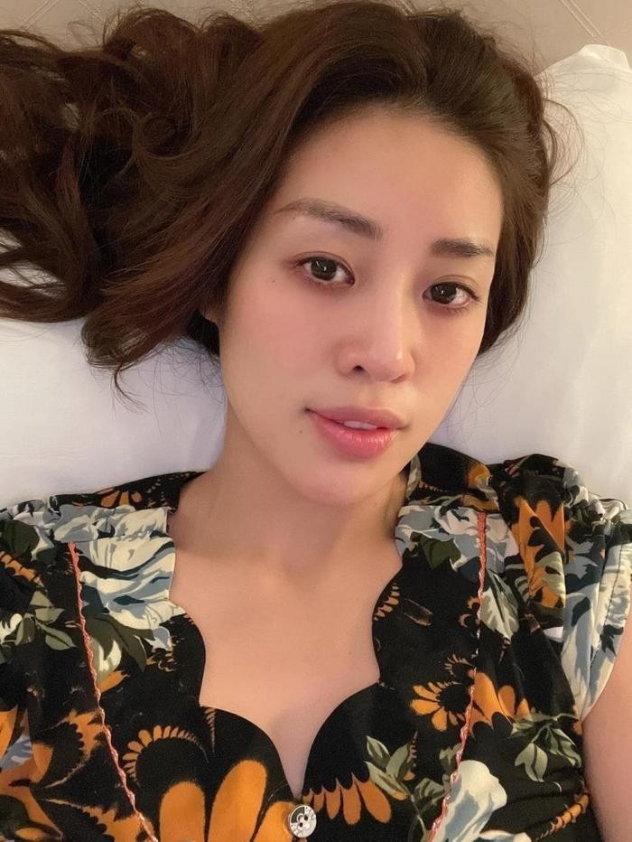 Hoa hậu Khánh Vân có làn da trắng hồng dù không can thiệp son phấn.