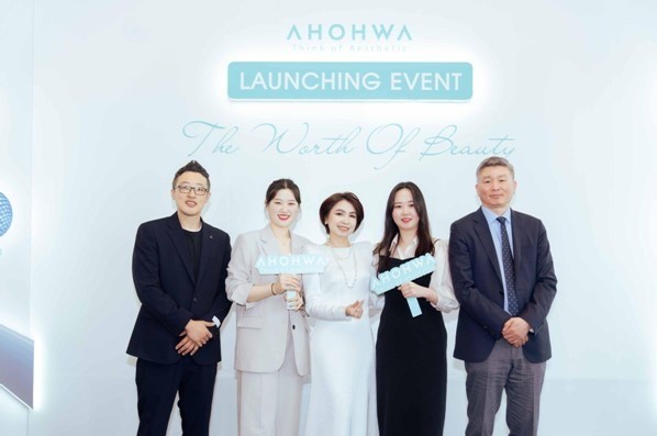 CEO Luyên Đỗ (chính giữa) cùng các đối tác Hàn Quốc thuộc tập đoàn Medians Corporation. CEO Luyên Đỗ (chính giữa) cùng các đối tác Hàn Quốc thuộc tập đoàn Medians Corporation.
