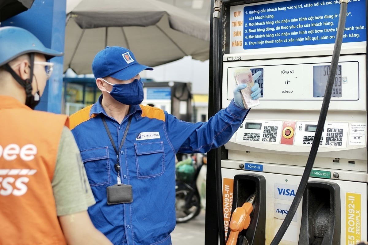 Chiều 11/7, Liên Bộ Tài chính, Bộ Công Thương thông báo thay đổi giá bán lẻ xăng dầu trong kỳ điều chỉnh mới. Ảnh minh hoạ Chiều 11/7, Liên Bộ Tài chính, Bộ Công Thương thông báo thay đổi giá bán lẻ xăng dầu trong kỳ điều chỉnh mới. Ảnh minh hoạ