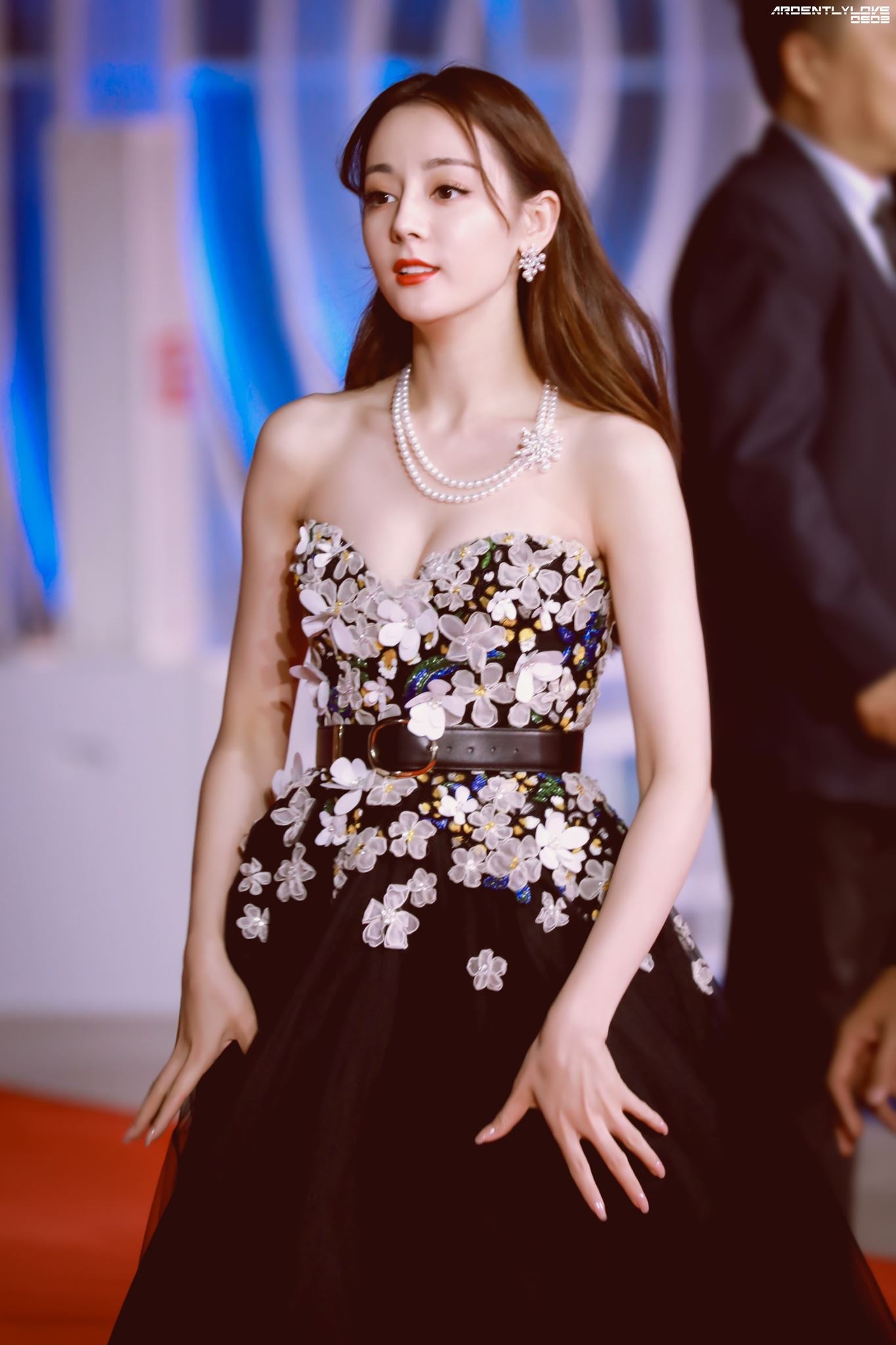 Địch Lệ Nhiệt Ba thường ưa chuộng những chiếc váy xẻ táo bạo, hở khuôn ngực đầy đặn hay khoe được đôi chân dài khi xuất hiện trên thảm đỏ hay các sự kiện. Địch Lệ Nhiệt Ba thường ưa chuộng những chiếc váy xẻ táo bạo, hở khuôn ngực đầy đặn hay khoe được đôi chân dài khi xuất hiện trên thảm đỏ hay các sự kiện.