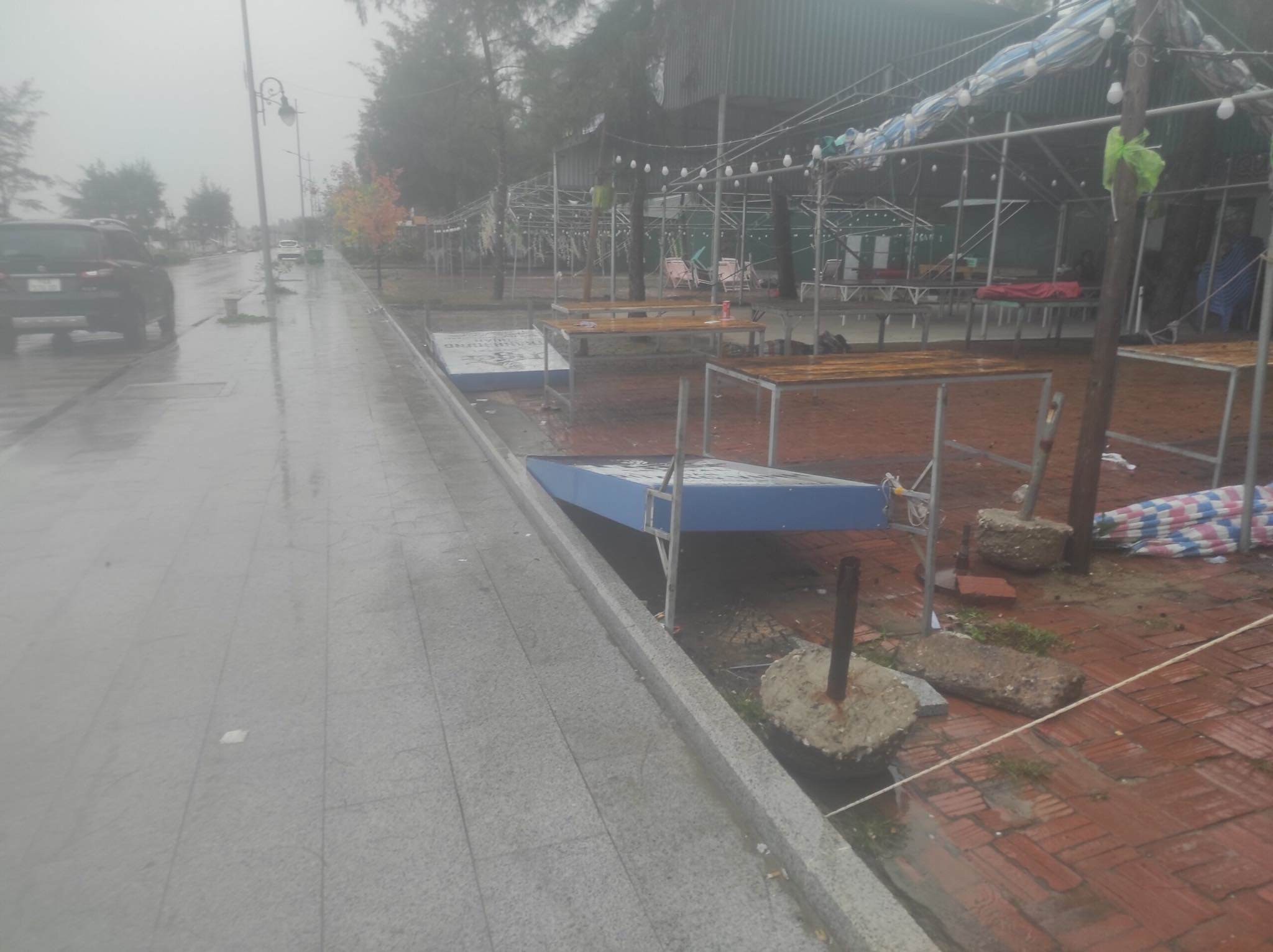 Trưa nay, mưa đã bắt đầu to hơn, gió thổi mạnh hơn ở TP Móng Cái. Ảnh: FB