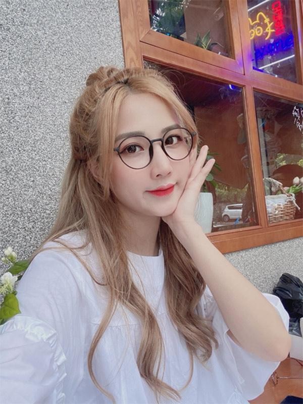 Mẫu kính vừa mang vẻ trí thức vừa tôn nét dễ thương của các bạn gái