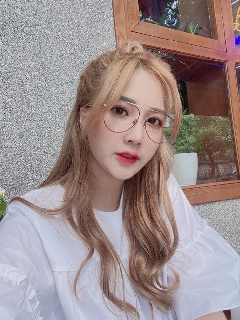 Cô nàng Linh Hương diện mẫu kính ANA 0002 màu rose gold, chất chơi khỏi bàn