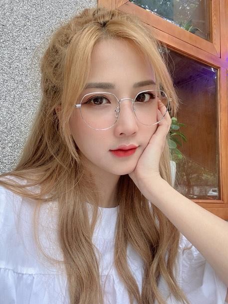 Mẫu 350KL002 màu bạc là một trong những item hot nhất