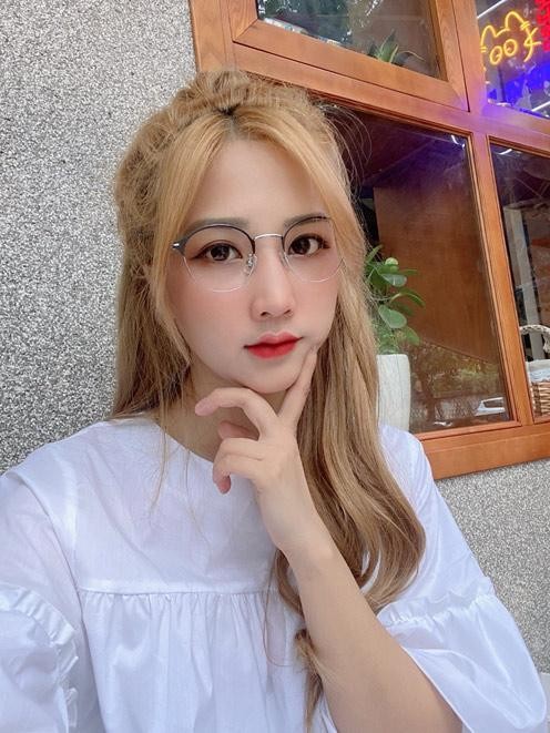   Chỉ cần diện kính vintage cùng một chiếc váy trắng, bạn sẽ trở thành một nàng thơ đích thực!