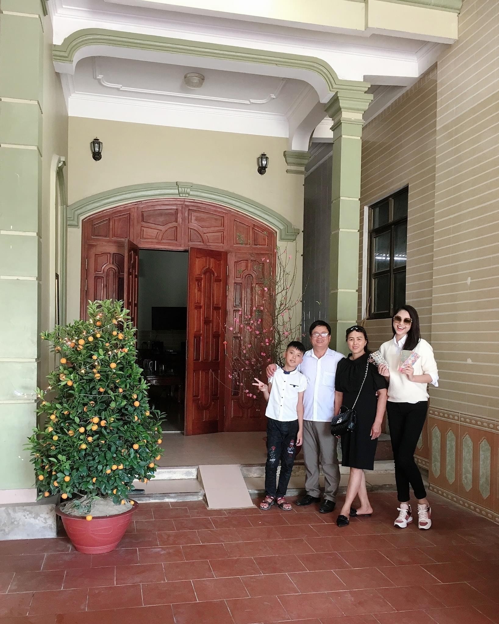 Á hậu Đào Hiền khoe không gian sống khang trang bề thế, vườn rau sạch khiến hội chị em mơ ước - Ảnh 1