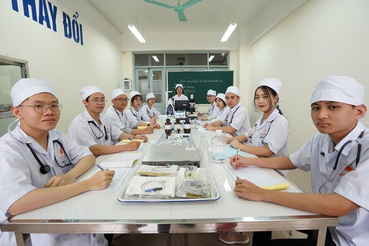 Điểm chuẩn năm nay cũng chịu ảnh hưởng bởi yếu tố học phí tăng theo quy định của Chính phủ, từ 14,5 triệu đồng/năm học lên 55,2 triệu đồng. Ngành Răng - Hàm - Mặt , học phí thấp hơn Y khoa khoảng 50%. Điều này khiến nhiều thí sinh lo lắng chuyển hướng. Ảnh minh hoạ Điểm chuẩn năm nay cũng chịu ảnh hưởng bởi yếu tố học phí tăng theo quy định của Chính phủ, từ 14,5 triệu đồng/năm học lên 55,2 triệu đồng. Ngành Răng - Hàm - Mặt , học phí thấp hơn Y khoa khoảng 50%. Điều này khiến nhiều thí sinh lo lắng chuyển hướng. Ảnh minh hoạ