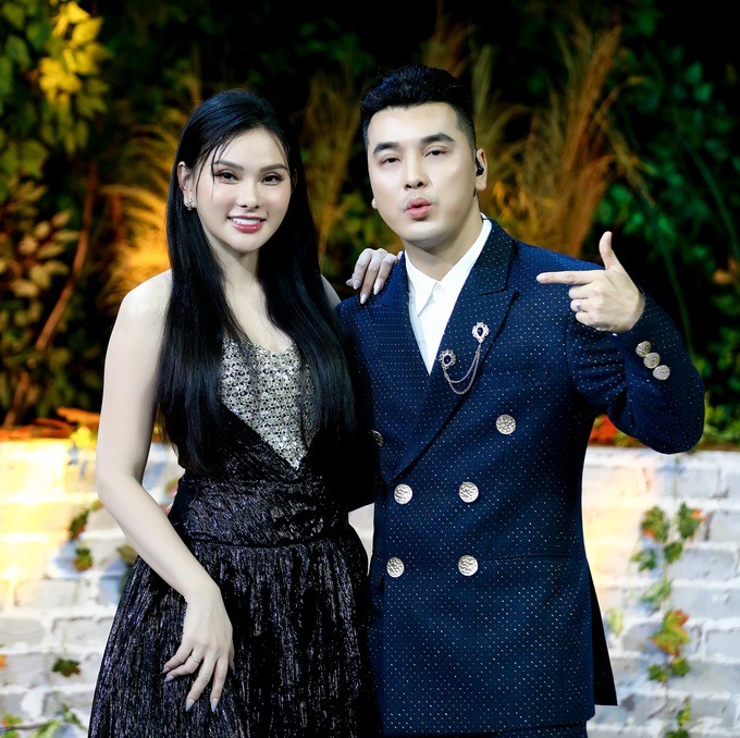 Thu Thủy và Ưng Hoàng Phúc từng là cặp song ca đình đám năm 2003 với bản hit Mỗi người một nơi.