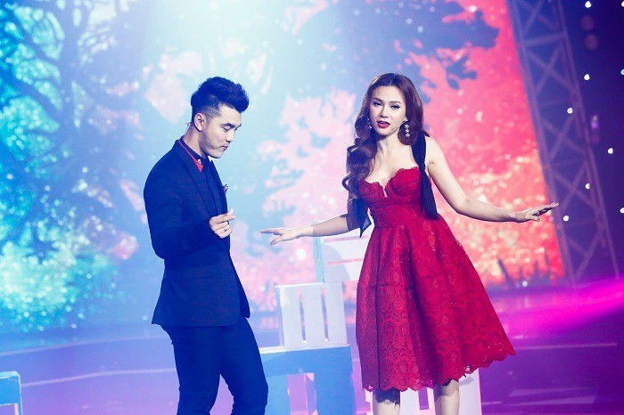 Không chỉ biểu diễn ăn ý trên sân khấu, 2 ca sĩ còn có tình bạn đẹp ngoài đời và cũng không ít lần vướng tin đồn hẹn hò.