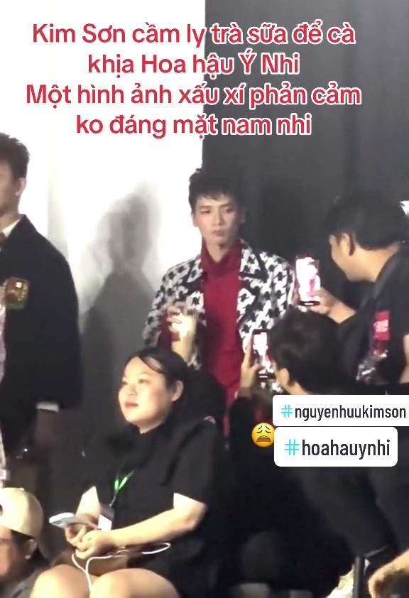 Hành động của Kim Sơn nhận về nhiều ý kiến trái chiều từ cư dân mạng Hành động của Kim Sơn nhận về nhiều ý kiến trái chiều từ cư dân mạng