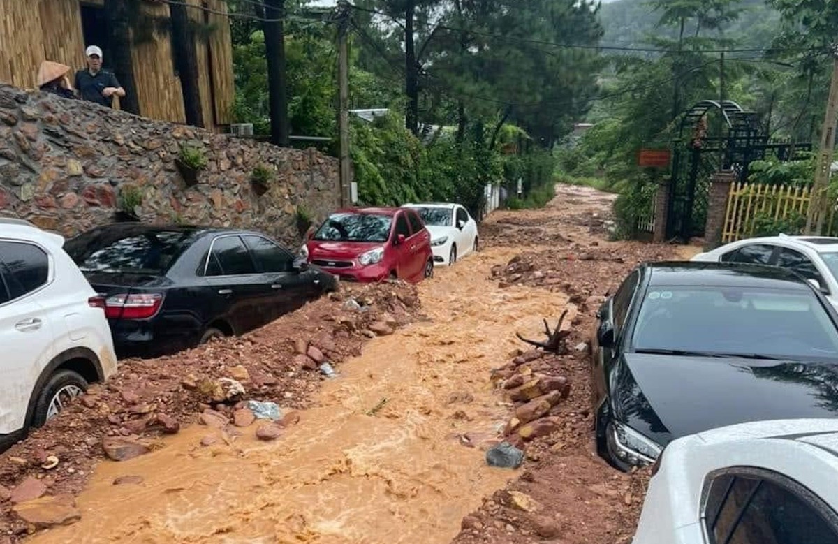 Mưa lớn nhiều ngày liên tục tại khu vực xã Minh Phú, huyện Sóc Sơn, Hà Nội khiến hàng chục người cùng ô tô mắc kẹt tại đây. Ảnh: FB Mưa lớn nhiều ngày liên tục tại khu vực xã Minh Phú, huyện Sóc Sơn, Hà Nội khiến hàng chục người cùng ô tô mắc kẹt tại đây. Ảnh: FB