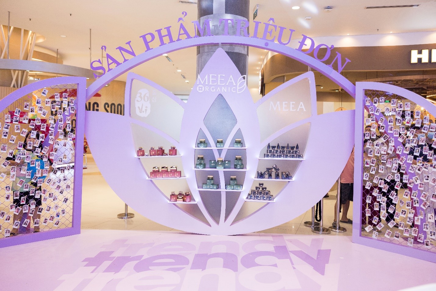 Các sản phẩm “triệu đơn” của MEEA tại một góc sự kiện Quý cô Trendy