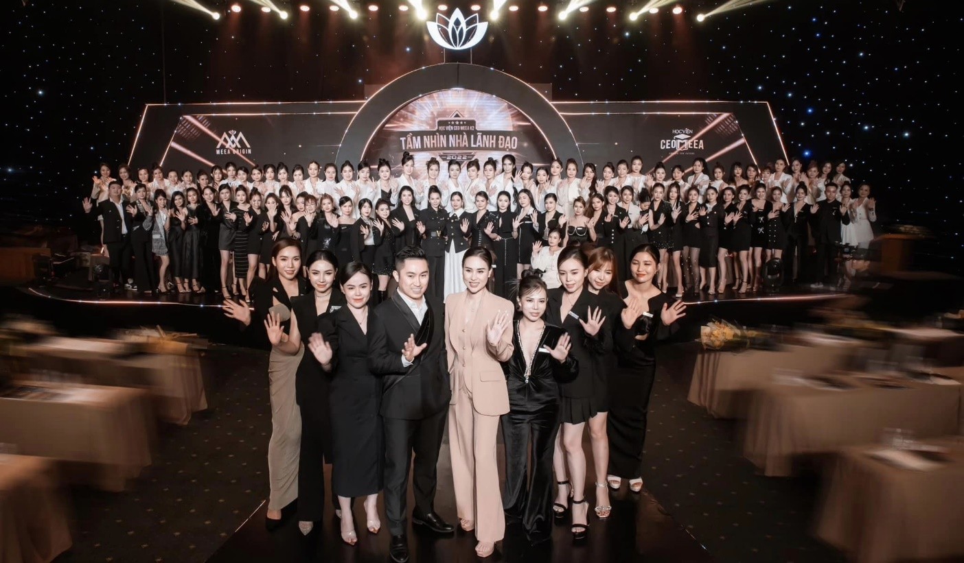 Chủ tịch Mai Anh cùng hệ thống của mình tại sự kiện Tầm nhìn nhà lãnh đạo