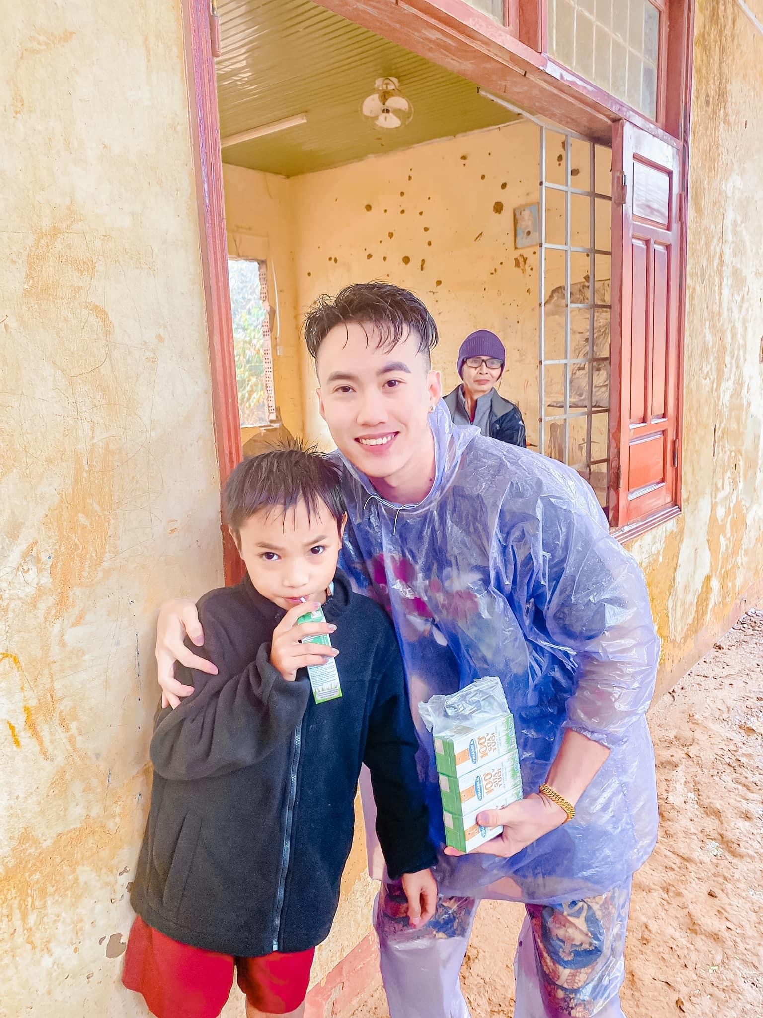 TikToker Nguyễn Việt Anh Người đứng sau thành công của loạt video từ thiện giúp người vô gia cư - Ảnh 4