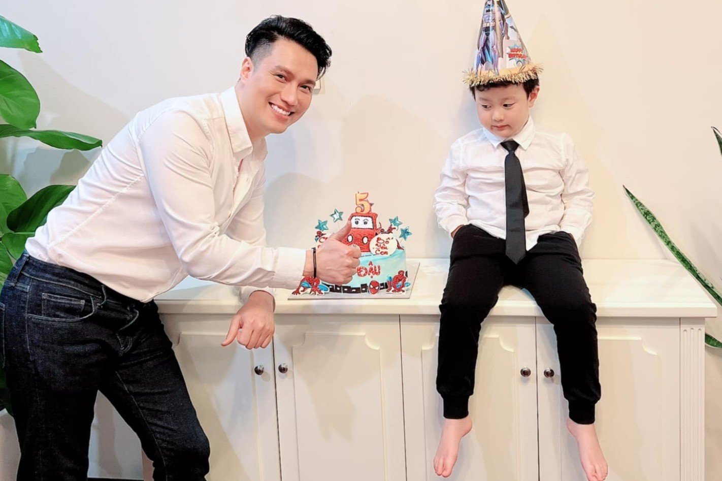 Việt Anh và con trai. Ảnh: FBNV Việt Anh và con trai. Ảnh: FBNV