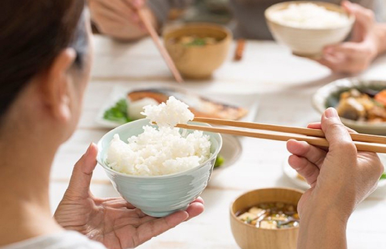 Các chuyên gia sức khỏe tại trường Harvard cho rằng tùy thuộc vào khoảng thời gian nhịn ăn, mọi người có thể bị đau đầu, buồn nôn, cáu kỉnh và táo bón.