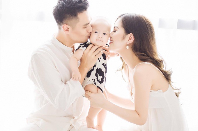 Việt Anh từng chia sẻ rằng thấy có lỗi với vợ cũ vì đã không dừng lại ngay khi phát hiện những mâu thuẫn khó dung hòa mà để chuyện đi quá xa. Việt Anh từng chia sẻ rằng thấy có lỗi với vợ cũ vì đã không dừng lại ngay khi phát hiện những mâu thuẫn khó dung hòa mà để chuyện đi quá xa.