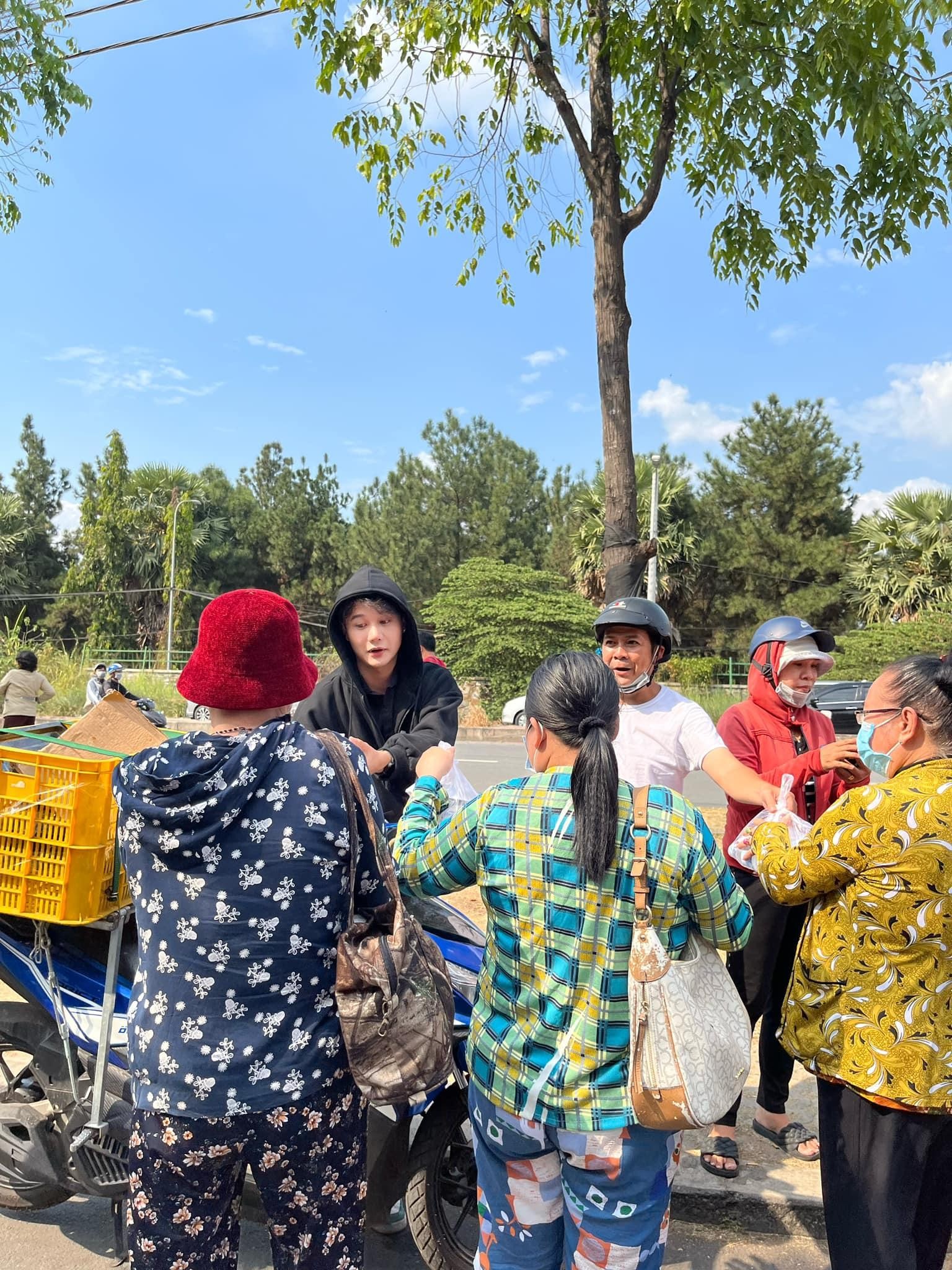 Vĩnh tự tay trao đi những suất ăn mình nấu (Ảnh: Nhân vật cung cấp)