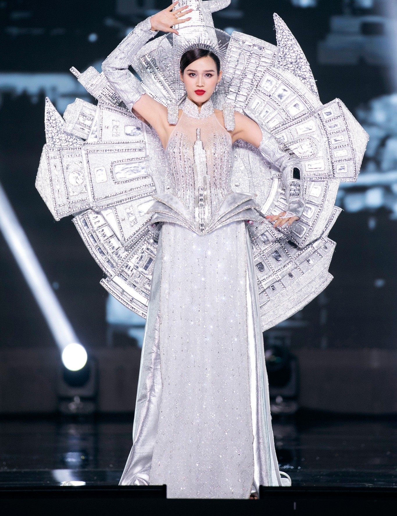 'Gánh cả Sài Gòn' trên vai, Hoa hậu Đỗ Hà vẫn gây ấn tượng tại Miss Grand Vietnam 2023 - Ảnh 1 'Gánh cả Sài Gòn' trên vai, Hoa hậu Đỗ Hà vẫn gây ấn tượng tại Miss Grand Vietnam 2023 - Ảnh 1