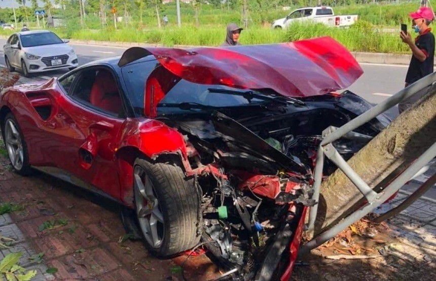 Hiện trường vụ chiếc Ferrari gặp nạn tại Hà Nội (Ảnh: Internet) Hiện trường vụ chiếc Ferrari gặp nạn tại Hà Nội (Ảnh: Internet)
