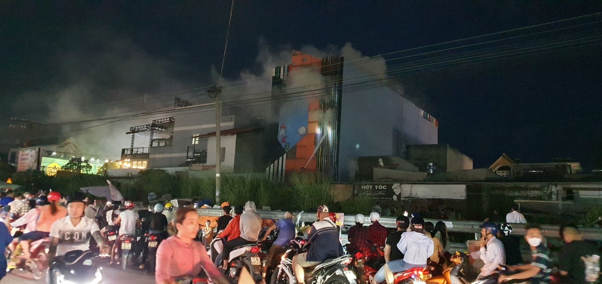 'Bà hoả' lại ghé thăm 1 quán Karaoke ở Đồng Nai, cảnh sát PCCC phải đập tường 