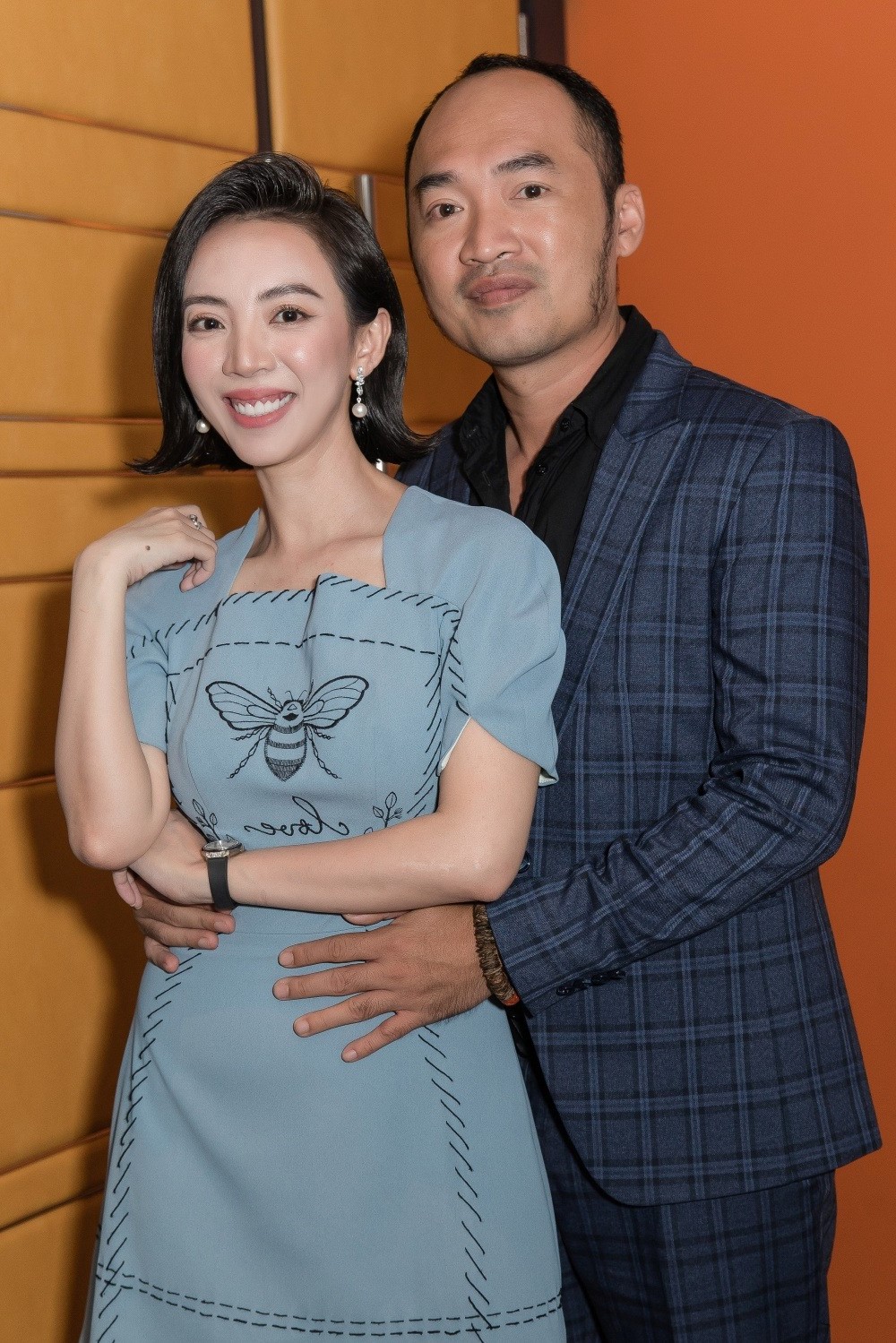 Tiến Luật thường xuyên có những chia sẻ hài hước về chuyện vợ chồng bất ổn của mình trên mạng xã hội (Ảnh: Internet)