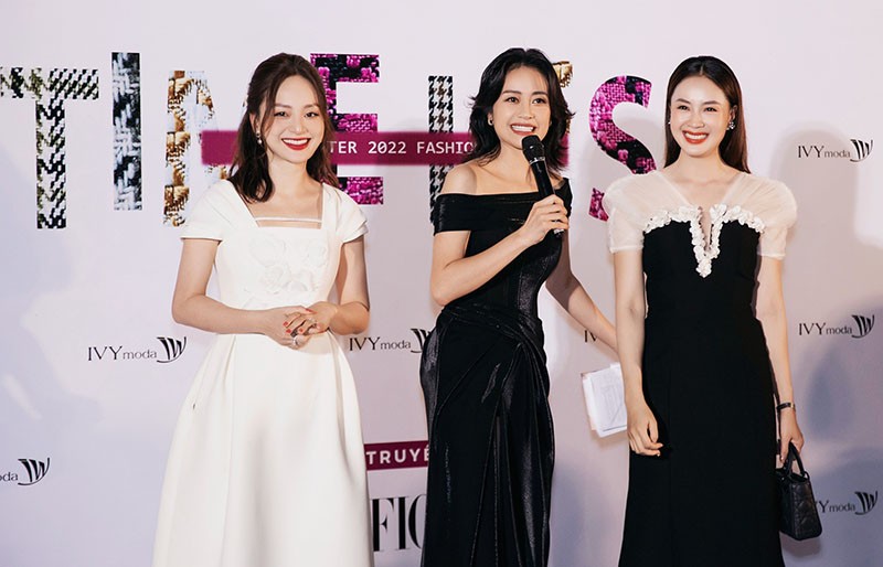 Ở show thời trang Timeless, Hồng Diễm hội ngộ Lan Phương, MC Phí Linh. Ở show thời trang Timeless, Hồng Diễm hội ngộ Lan Phương, MC Phí Linh.