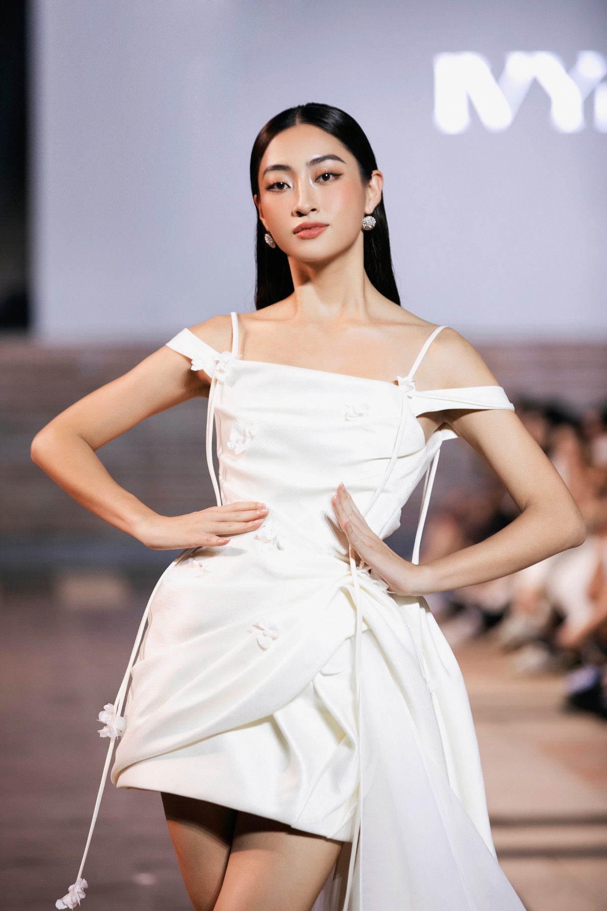 Miss World Vietnam 2019 Lương Thuỳ Linh trong vai trò vedette của show diễn.