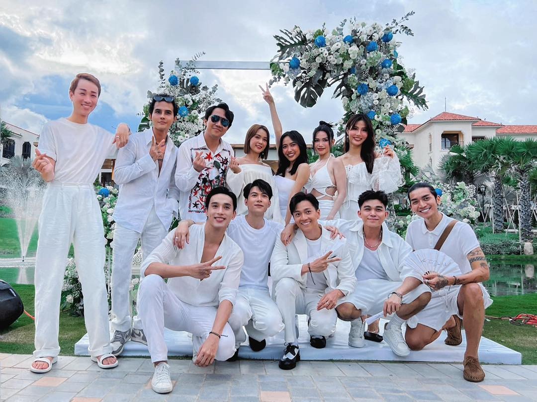 Các khách mời diện dress code và hào hứng chụp ảnh chung (Ảnh: Internet)