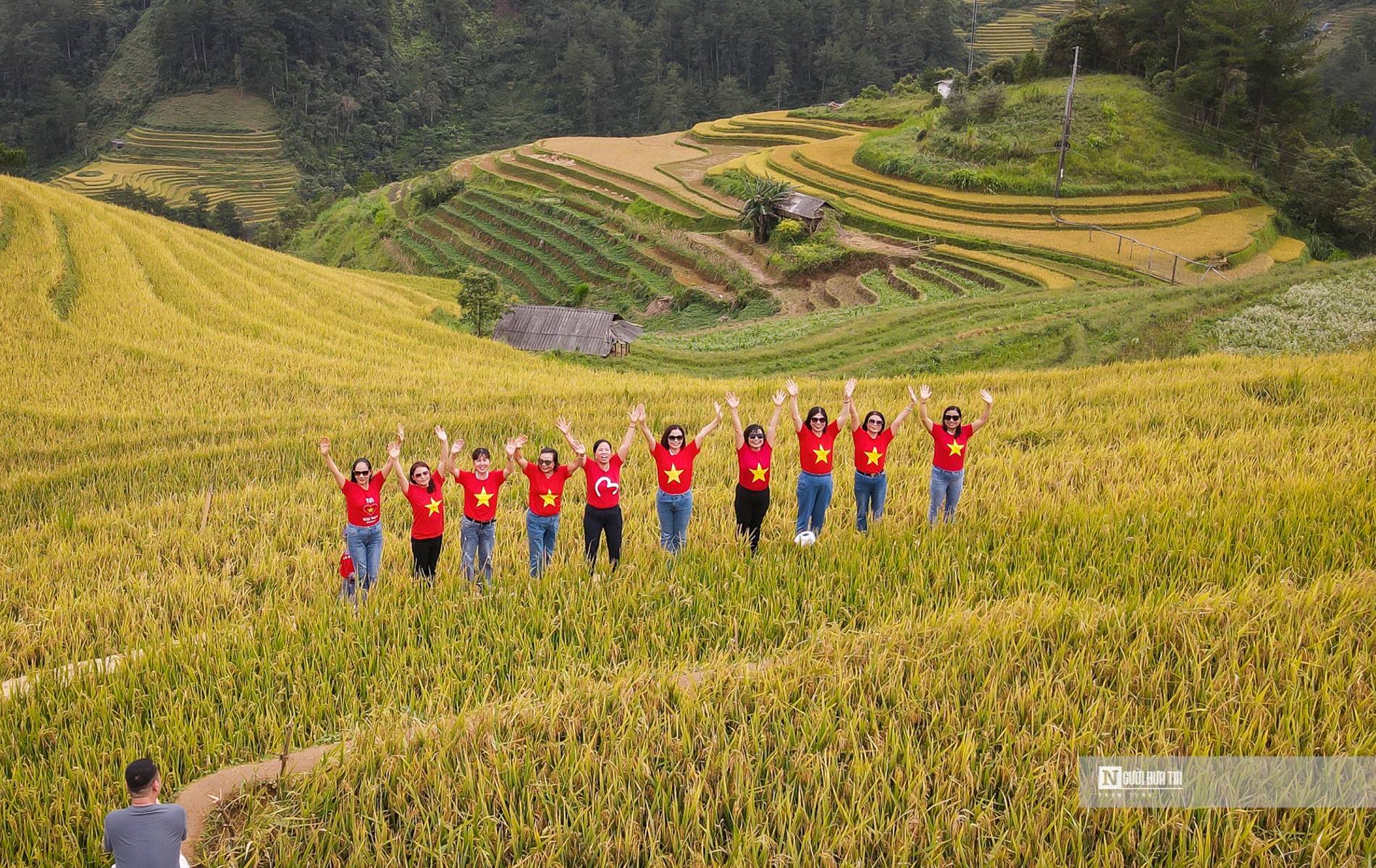 Tại đồi Mâm xôi, mỗi dịp cuối tuần có hàng nghìn khách du lịch hào hứng thưởng thức cảnh sắc tuyệt vời.