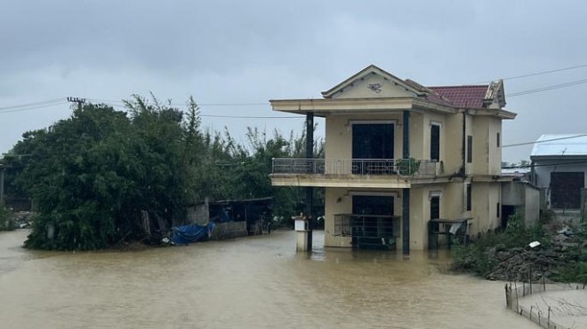 1 ngôi nhà nằm ở vùng thấp trũng ven phá Tam Giang bị ngập (Ảnh: NLĐ) 1 ngôi nhà nằm ở vùng thấp trũng ven phá Tam Giang bị ngập (Ảnh: NLĐ)