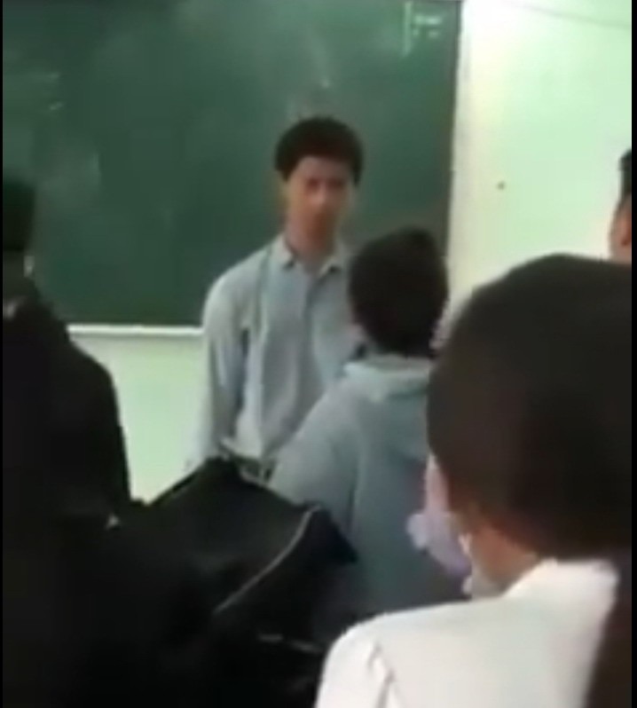 Nữ sinh đã có những lời lẽ không hay đối với thầy giáo. Ảnh cắt từ clip.
