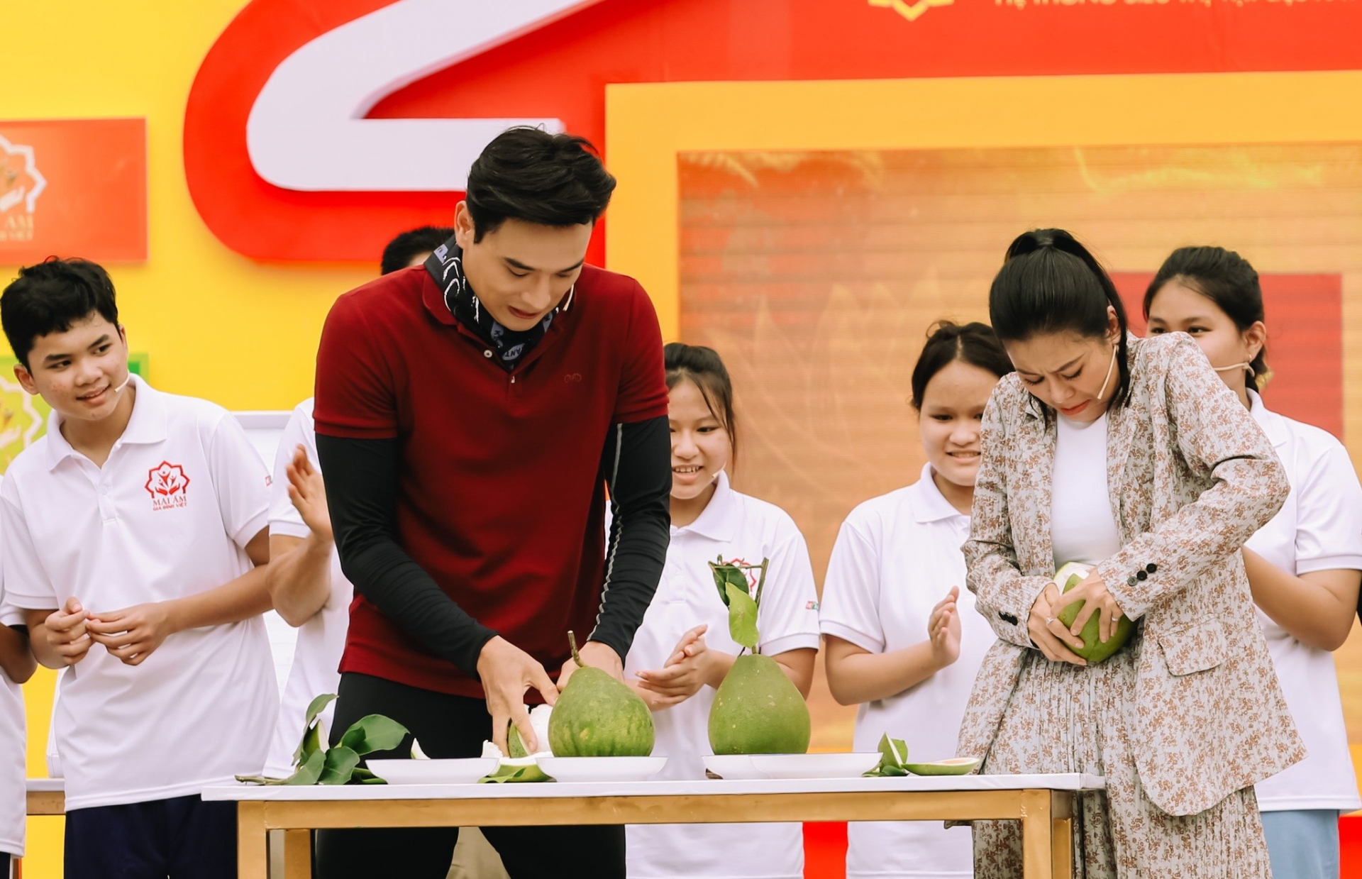 Thuận Nguyễn - Nam Thư tham gia các thử thách của chương trình (Ảnh: BTC)