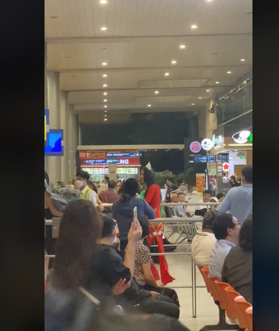 Khoảnh khắc Lâm Thu Hồng tự đẩy hành lý, âm thầm rời sân bay sau thành tích Á hậu 4 Miss Globe 2022 (Ảnh: Chụp màn hình)