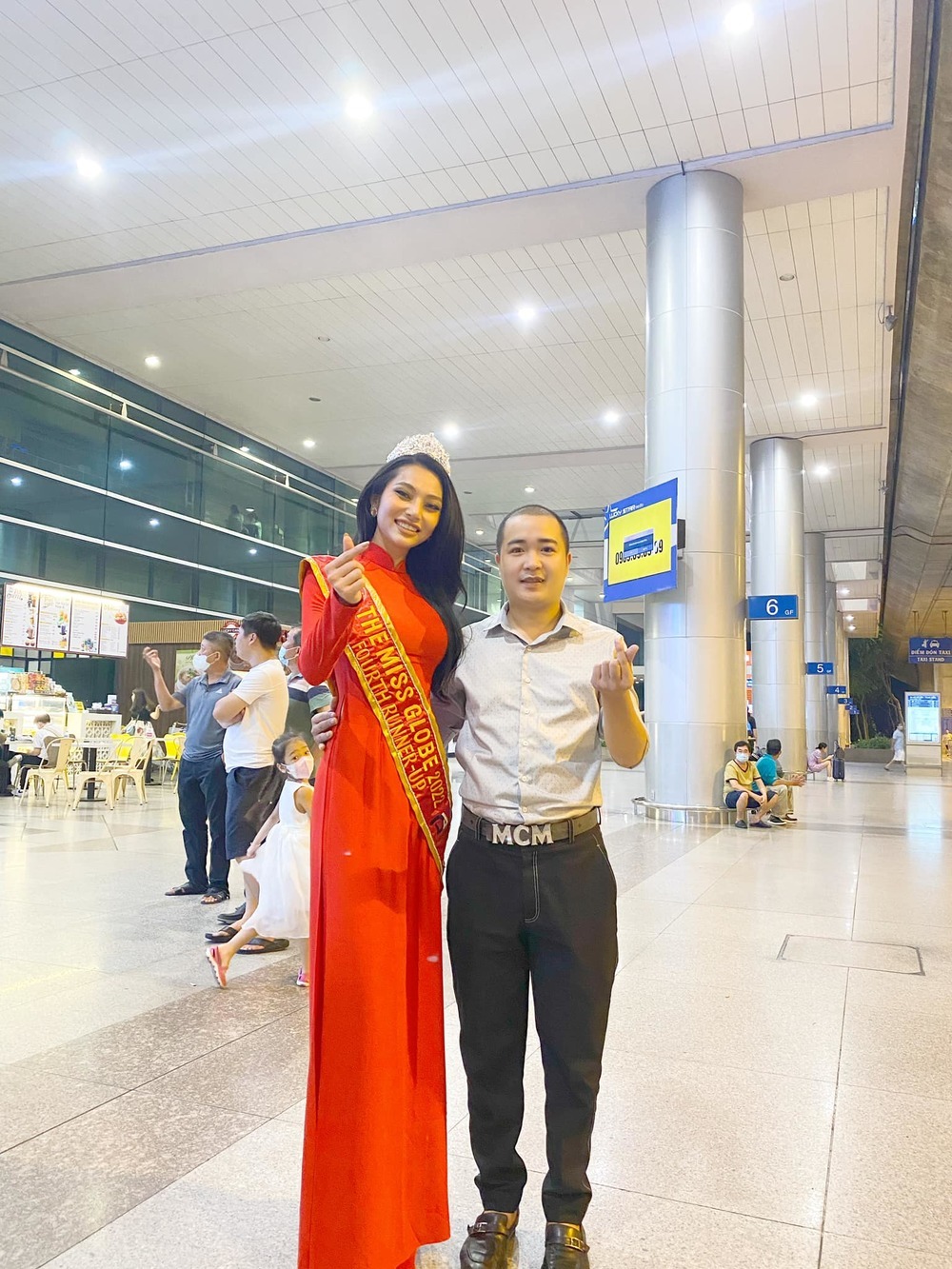 1 người bạn thân thiết chụp ảnh chung với Lâm Thu Hồng (Ảnh: FBNV)