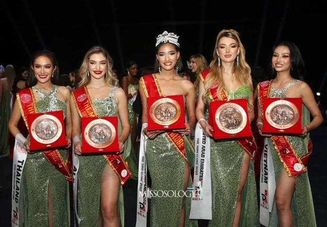 Lâm Thu Hồng chụp ảnh cùng Hoa, Á hậu trong Hoa hậu Hoàn cầu 2022 (Ảnh: Missosology) Lâm Thu Hồng chụp ảnh cùng Hoa, Á hậu trong Hoa hậu Hoàn cầu 2022 (Ảnh: Missosology)
