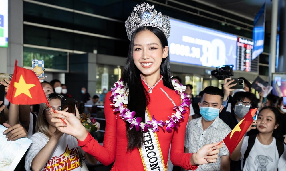 Bảo Ngọc về nước trong vòng vây của fan và người thân (Ảnh: Internet)