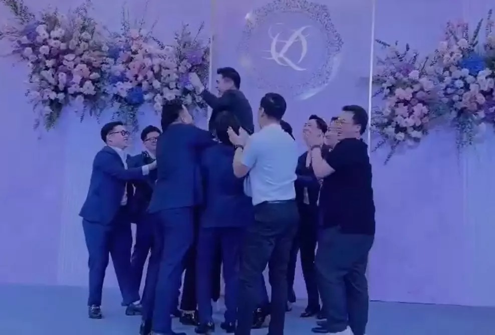 Khoảnh khắc Đỗ Vinh Quang được hội bạn thân tung lên cao (Ảnh: Chụp màn hình)