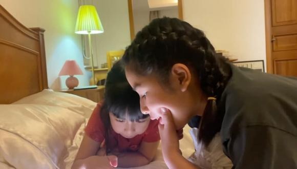Con gái đầu Lưu Hương Giang hào hứng dạy em học (Ảnh: Chụp màn hình) Con gái đầu Lưu Hương Giang hào hứng dạy em học (Ảnh: Chụp màn hình)