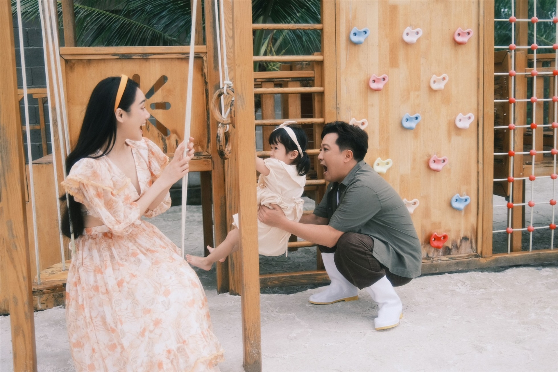 Gia đình nhỏ của Trường Giang - Nhã Phương hạnh phúc, ngọt ngào khiến nhiều người ngưỡng mộ (Ảnh: Internet)