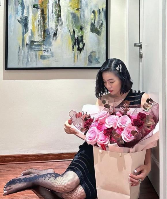Lệ Quyên hạnh phúc nhận hoa từ bạn trai trong ngày 20/10 (Ảnh: Internet)