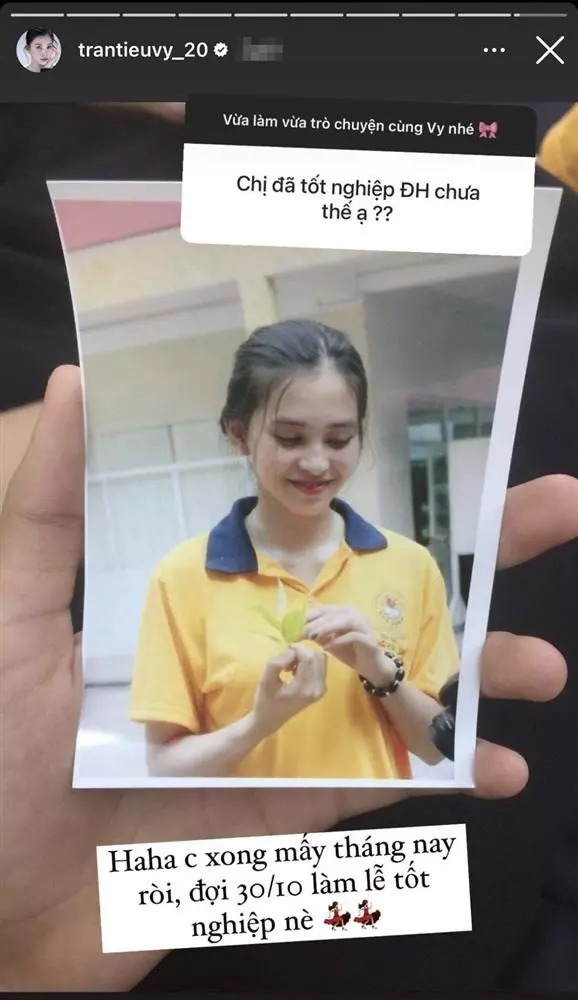 Tiểu Vy khoe sắp tốt nghiệp Đại học (Ảnh: Chụp màn hình) Tiểu Vy khoe sắp tốt nghiệp Đại học (Ảnh: Chụp màn hình)