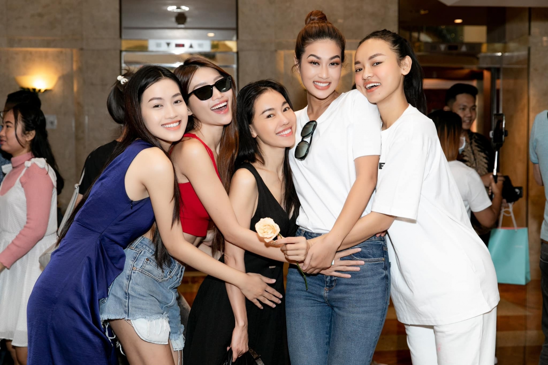 Bà Kim Dung cùng các Á hậu của Miss Grand Vietnam 2022 đã có mặt tại Indonesia để cổ vũ cho Thiên Ân trong Chung kết Hoa hậu Hòa bình Quốc tế 2022 (Ảnh: FBNV)