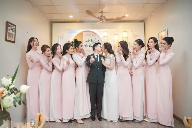 Khán giả không khó để bắt gặp những khoảnh khắc Bình An - Phương Nga, Đỗ Mỹ Linh và chồng thiếu gia ôm hôn trong đám cưới (Ảnh: FBNV) Khán giả không khó để bắt gặp những khoảnh khắc Bình An - Phương Nga, Đỗ Mỹ Linh và chồng thiếu gia ôm hôn trong đám cưới (Ảnh: FBNV)