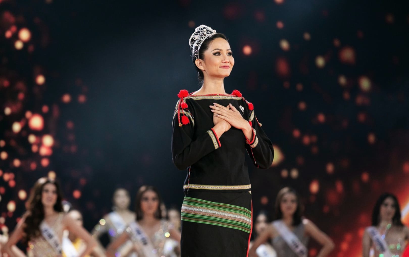 Ngoài thành tích chưa ai đạt được tại Miss Universe 2018, Hoa hậu H'Hen Niê còn được khen ngợi bởi sự chân thành, giản dị (Ảnh: FBNV_