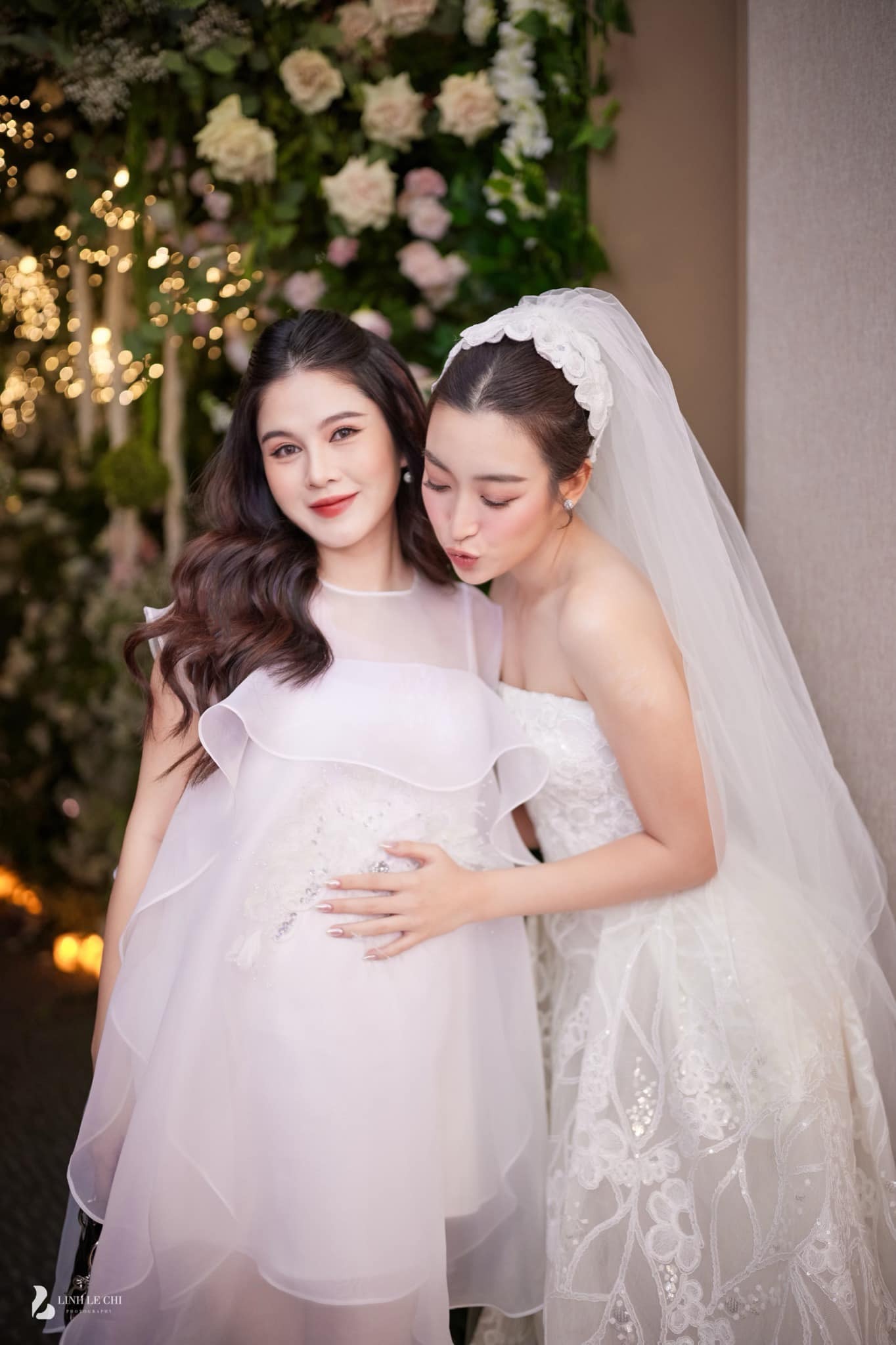 MC Thu Hoài - Đỗ Mỹ Linh chụp ảnh chung (Ảnh: FBNV)