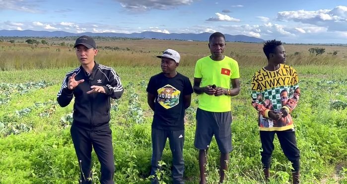 Quang Linh Vlogs bán xưởng đá, gom vốn về bản làm trang trại (Ảnh: Chụp màn hình) Quang Linh Vlogs bán xưởng đá, gom vốn về bản làm trang trại (Ảnh: Chụp màn hình)