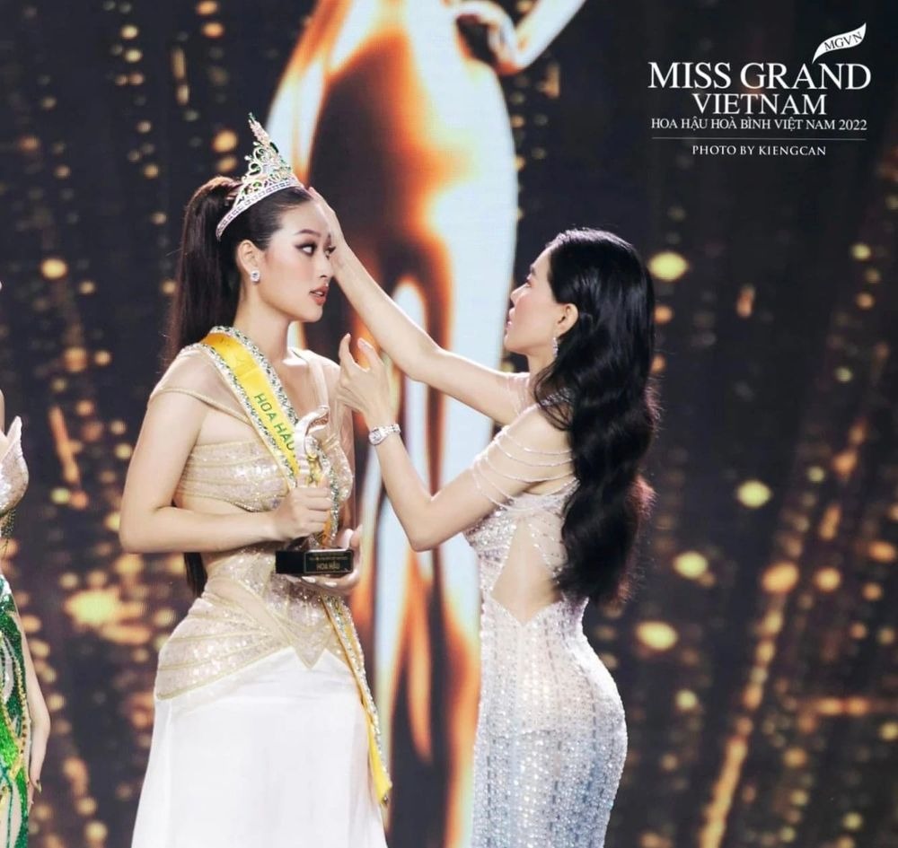 Bà Phạm Kim Dung trao vương miện cho Đoàn Thiên Ân (Ảnh: BTC)